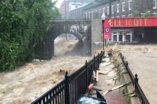 Dilanda Banjir Bandang...