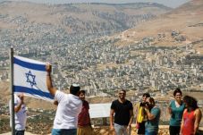 Israel Larang Masuk...