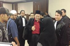 Alfian Bebas, Aparat...