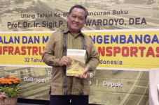 Guru Besar UI Luncurkan...