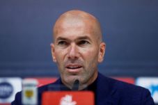 Zidane Mundur dari Kursi...