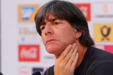 Loew Tutup Pintu Latih...