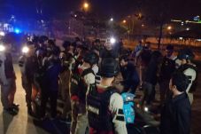 Operasi Gabungan, Petugas...
