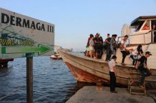 Batu Besar di Dermaga...