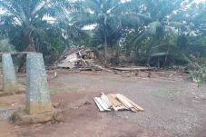 Lokasi Porak-poranda,...
