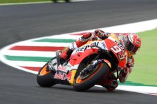 Marquez Senang Dikelilingi...