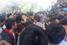 Unjuk Rasa Memprotes...