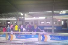 Penumpang KA Akan Disajikan...