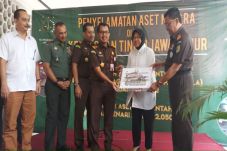 Kejati Jatim Serahkan...