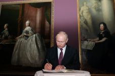 Putin Kritik Latihan...
