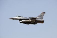 Jet-jet Tempur F-16...