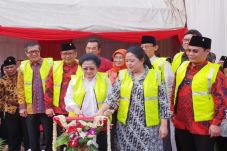 Megawati dan Puan Groundbreaking...