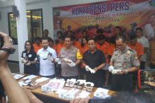 Simpan Sabu di Sandal,...