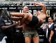 Tyson Fury Gendong Sefer...