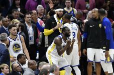 Warriors Rayakan Gelar...