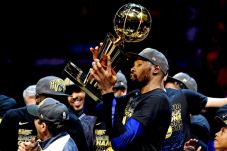 Kevin Durant Pertahankan...