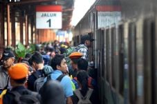 Pemudik Banjiri Stasiun...