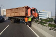 Hilang Kendali, Truk...