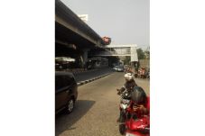 Truk Sampah Nyaris Jatuh...
