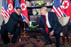 Jabat Tangan Trump,...