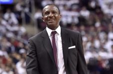 Dwane Casey Resmi Melatih...