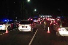 Tol Merak Macet 4 Km,...