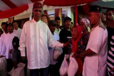 Hercules Bagikan Zakat...