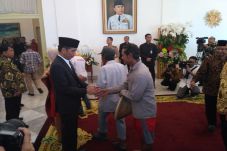 Pakai Sendal jepit,...