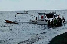 Perahu Wisata Terbalik,...