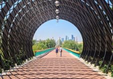 Menyelusuri Gorky Park,...