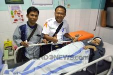 Melahirkan di KA Kertajaya,...