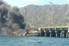 Kapal Wisatawan Meledak...