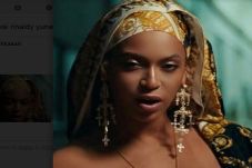 Beyonce Pakai Anting...