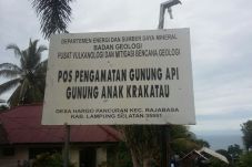 Anak Krakatau Meletus,...