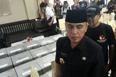 Iwan Bule Tuntut KPU...
