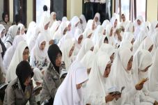 Ibu-ibu Bhayangkari...