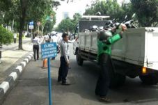 Mangkal di Balai Kota,...