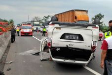 Dua Minibus Terguling...