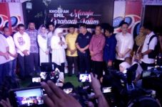 Khofifah Menangis Saat...