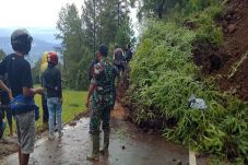 Longsor Tutup Akses...