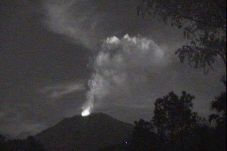 Gunung Agung Semburkan...