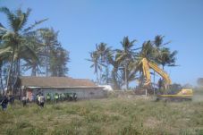 Pembersihan Area Bandara...