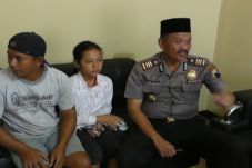 Melawan, Gadis Cilik...