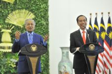 Jokowi Minta Mahathir...