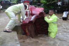 Banjir dan Longsor Terjang...