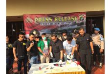 Polisi Kantongi Identitas...