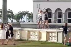 Goyang Seksi di Depan...