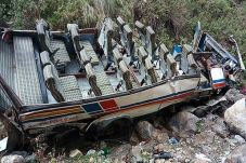 Bus Nyemplung ke Dalam...