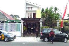 KPK Geledah Rumah Pribadi...