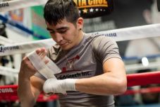 Ditantang Oscar Valdez,...